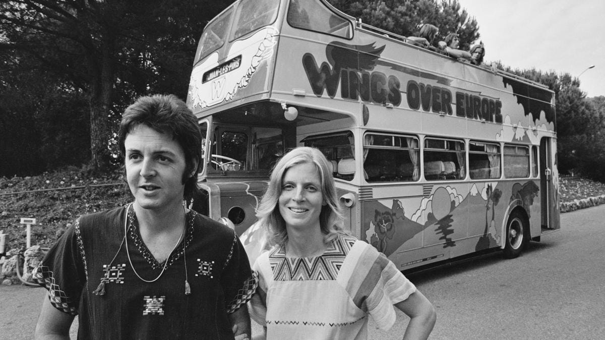 A legendás Paul McCartney pszichedelikus festésű turnébusza árverésre kerül – lenyűgöző fotók