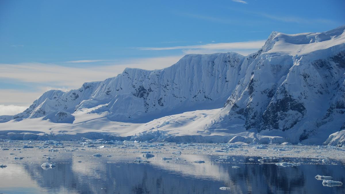 Titokzatos felfedezés az Antarktisz fagyos mélyéből: egy eldobott kamera rejtélyes útja
