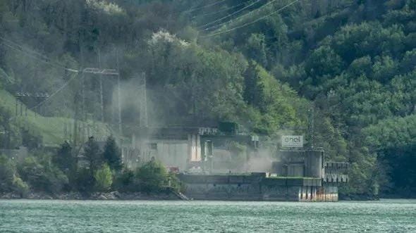 Tragédia Olaszországban: Halálos robbanás egy vízerőműben – keresik a túlélőket
