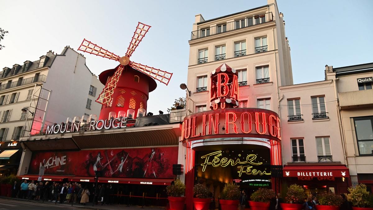 Moulin Rouge ikonikus szélmalmának lapátkerekei lezuhantak – sokkoló videó felvétel!