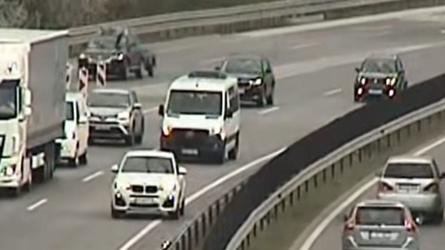 Sokkoló BMW-s manőver az M0-s belső sávjában: hajmeresztő tolatás egy videóban