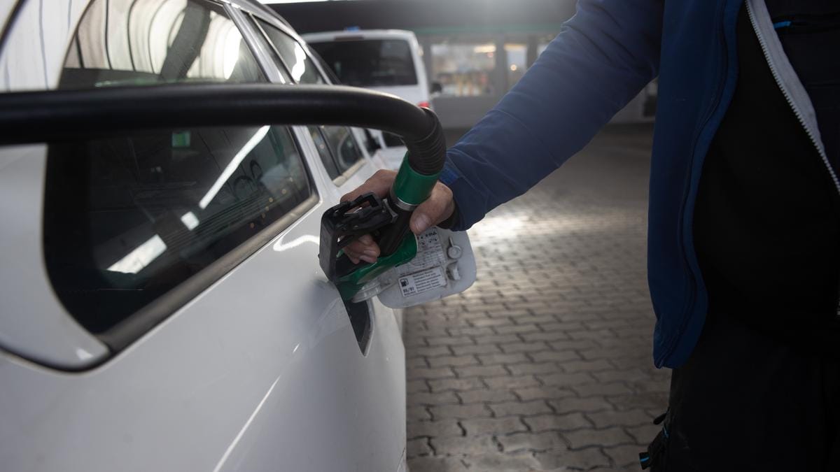 A Kormány a benzinkutak réme: péntektől csökken az üzemanyag ára