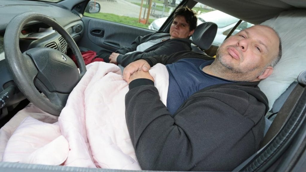 Élet az autóban: Pécsi család kilakoltatva a bérlakásból