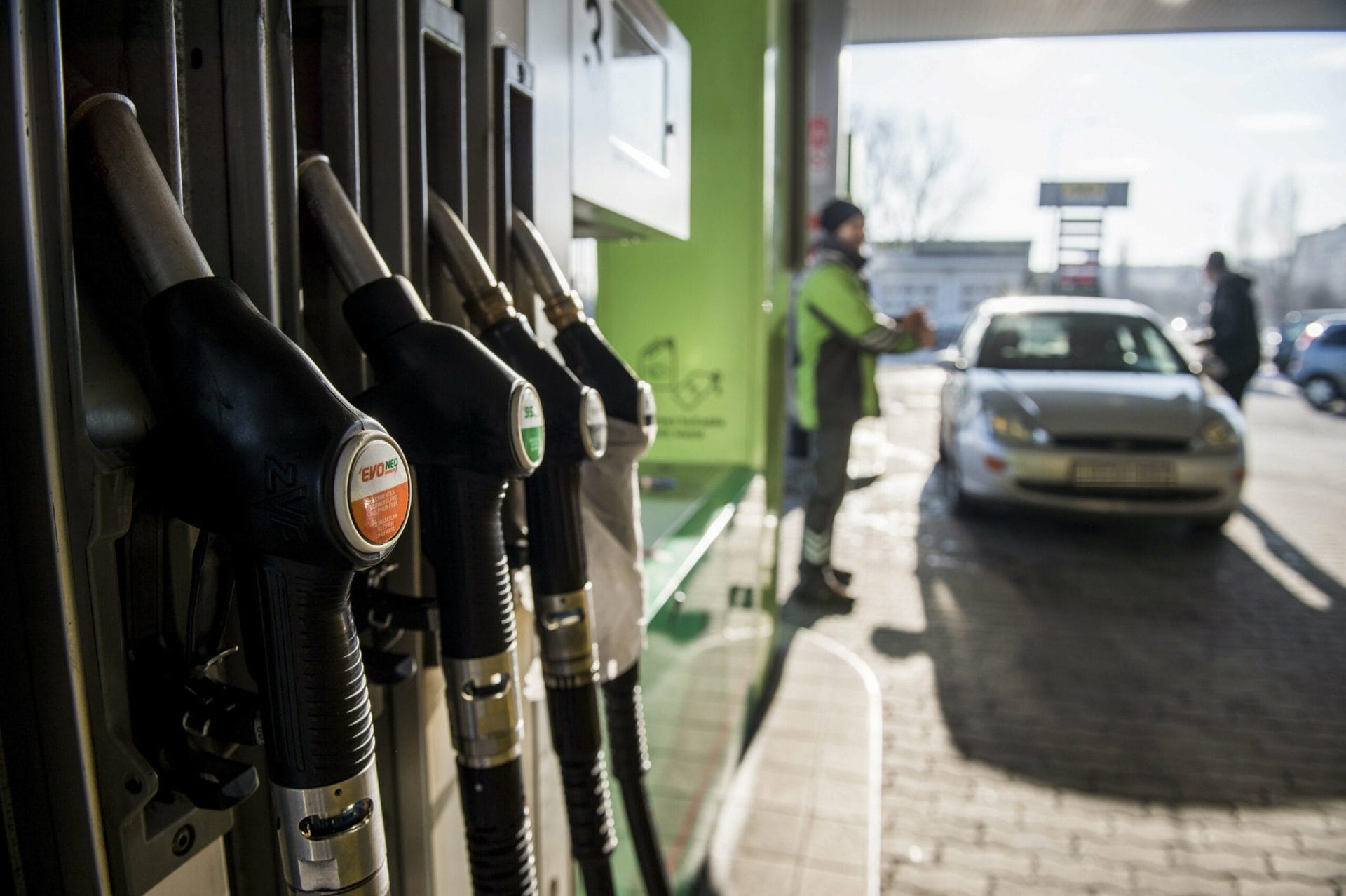 A kormány állja a sarat az üzemanyag áremelkedése ellen: Gulyás Gergely kemény fellépést ígér