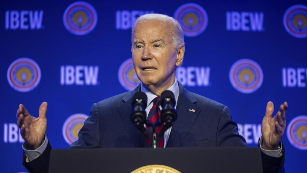 Joe Biden aláírta: óriási katonai támogatást kap Ukrajna az Egyesült Államoktól