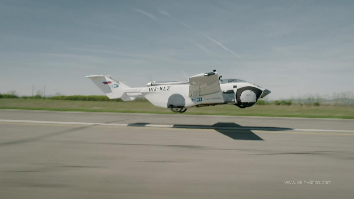Világhírű zenész a magas égben: Az AirCar első utasa bemutatja a repülő autót