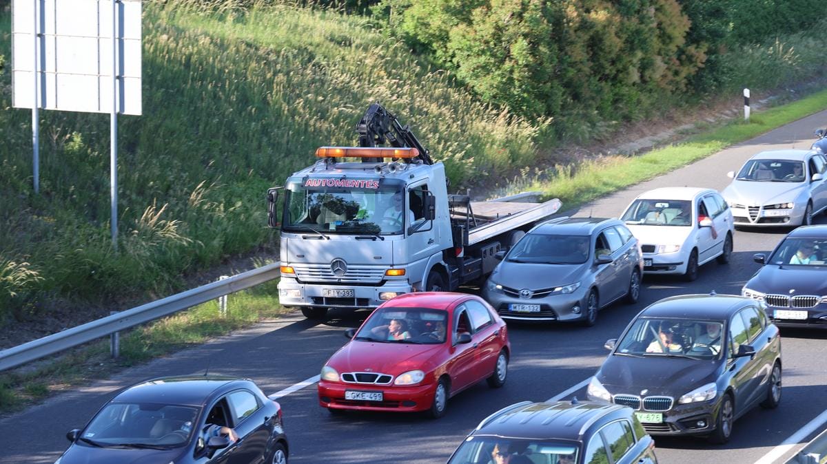 Káoszt okozott az M1-es autópályán az összeomlott közlekedés a baleset miatt