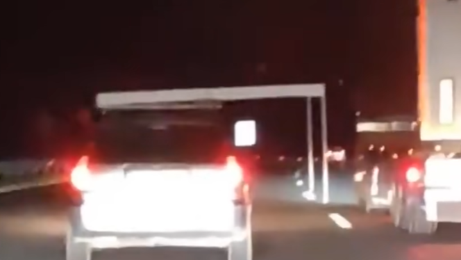 Lenyűgöző mutatvány az autópályán: sofőr szállít egy asztalt a lehetetlent megvalósítva – videó