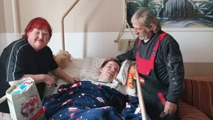 Egy anya elszánt küzdelme: Szilárd vonatbalesetben sérült fiának reményteljes állapotáért harcol 21 éve