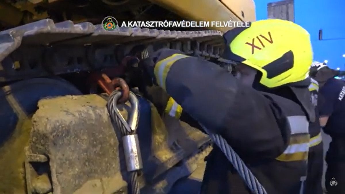 Szakadék szélén: Egy 33 tonnás munkagép veszélyesen elmozdult Budapesten - videó