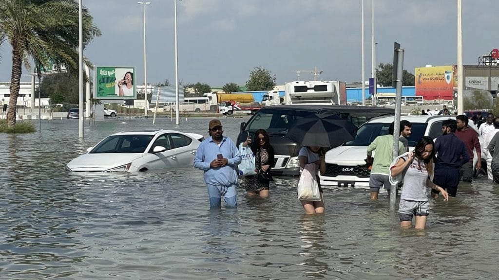 Emberek felelősségét vizsgálják a Dubajt sújtó halálos áradás kapcsán