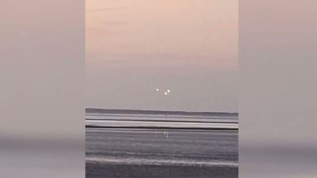 Az életfogytig tartó rejtély: három UFO felbukkant a naplementében
