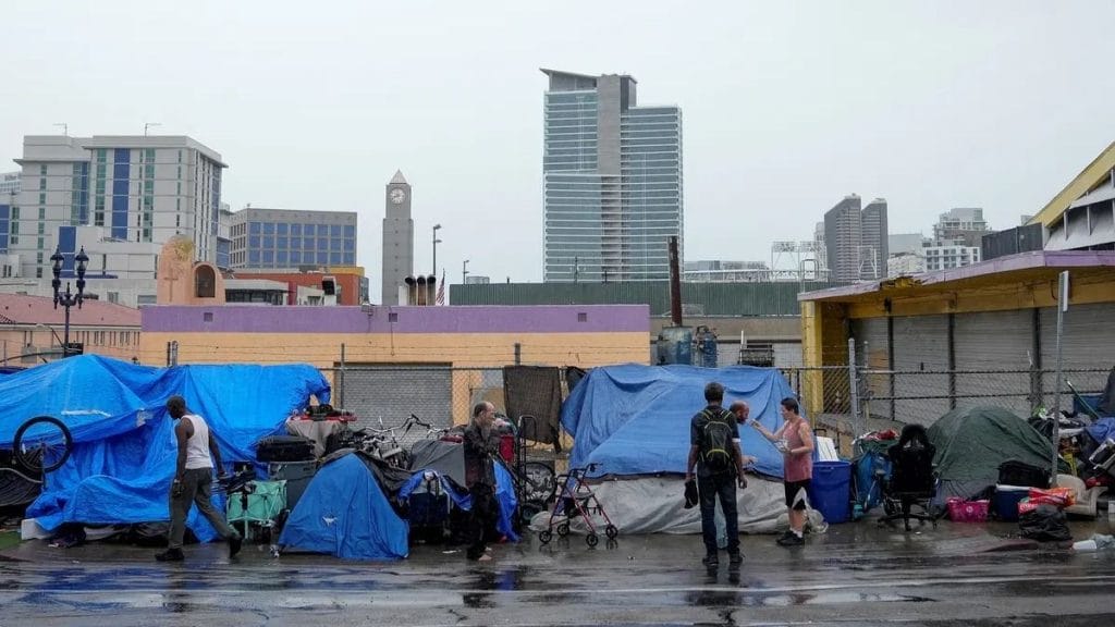 A "Gazdagok szerepe a hajléktalanok segítésében: Los Angeles polgármesterének kijelentése" cím hatásosan összefoglalja az üzenetet és felkelti az olvasók figyelmét.