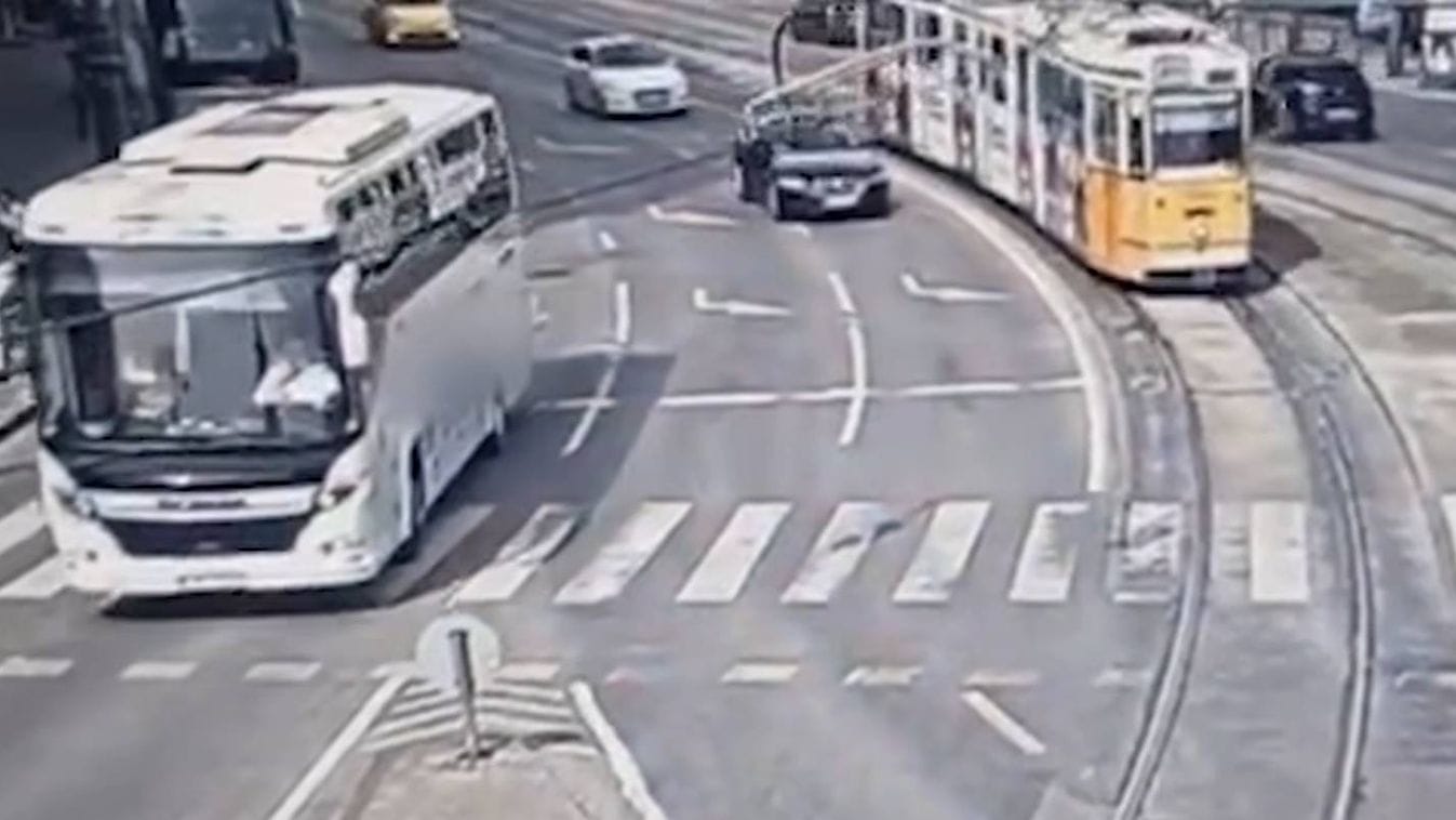 Figyelemelterelés és szabálytalan közlekedés: Busz és villamos ütközött Budapesten, megrázó videó a balesetről