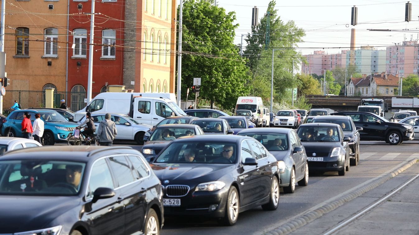 A budapesti reggeli dugókról szóló címötlet: “Budapesti reggeli káosz: 10 kilométeres dugó a városban