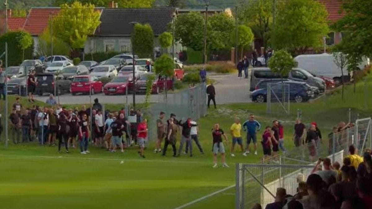 Botrányos jelenet az NB II-es focimeccsen: szögletzászlóval támadtak a biztonságiakra - Videó