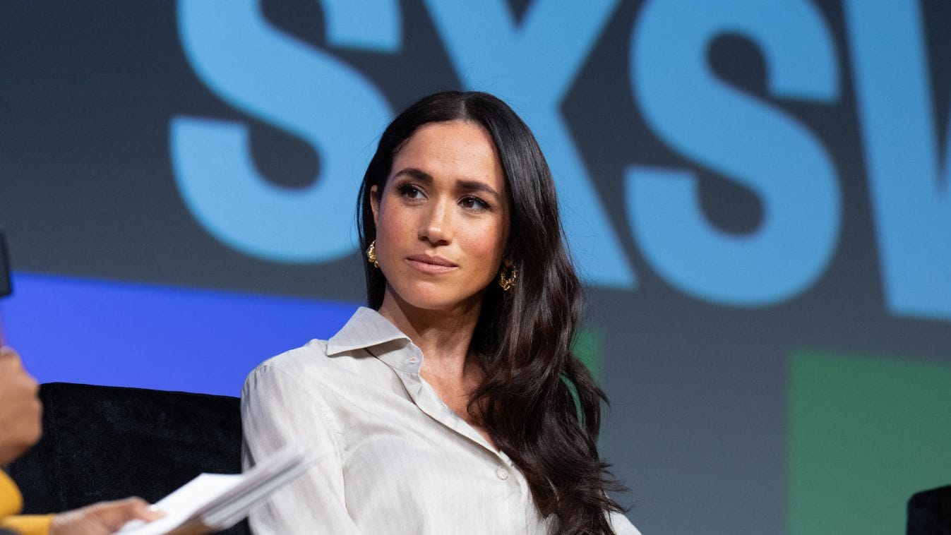 A Békeidegen Meghan Markle: A Közvélemény Károlyt támogatja a Hercegné helyett