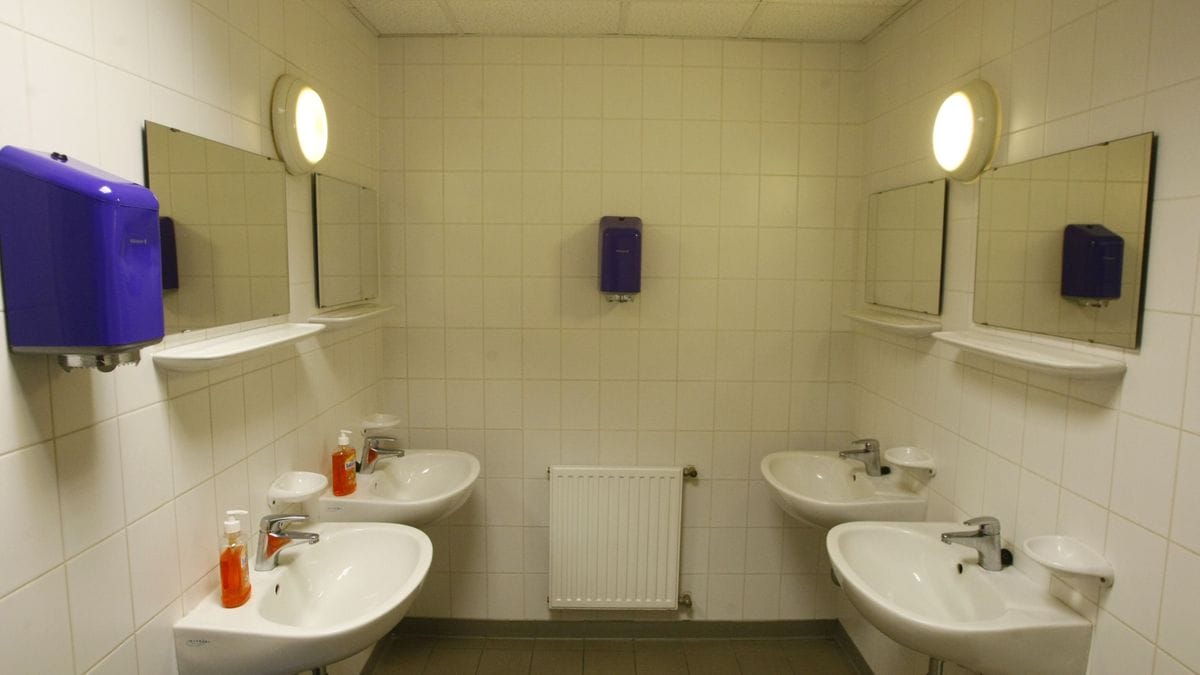 Klotyózás csak szünetben: Új nyitvatartási szabályok az iskolai WC-kben
