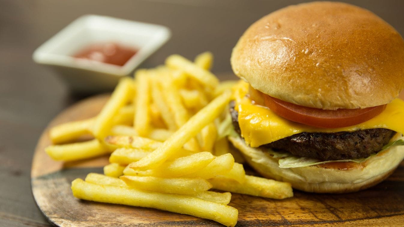 Egy durva mekis jelenet: Mi volt a sajtburgerben?