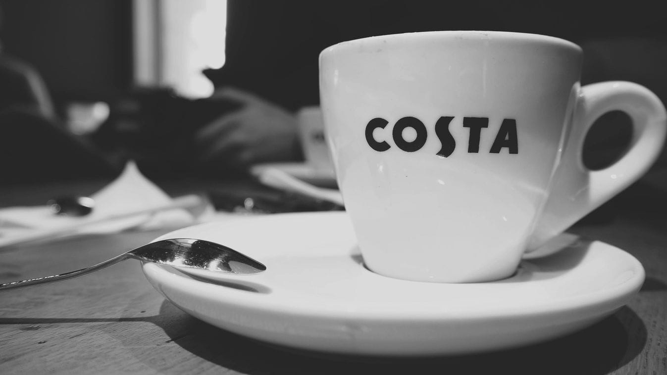 Veszélybe sodródott a Costa kávézó: brutális támadás érte a baristát