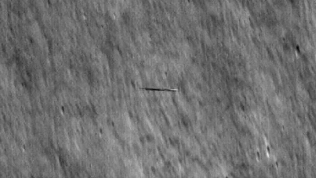 Fotó a Hold előtt száguldó szörfdeszka alakú UFO-ról