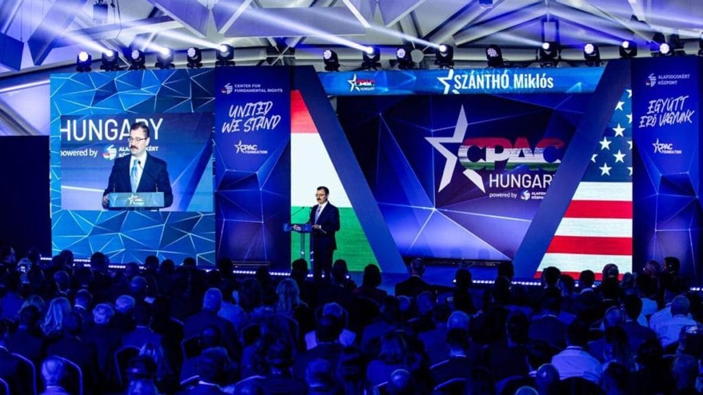 A "Történelmi pillanat Budapesten: Orbán Viktor beszédet mond