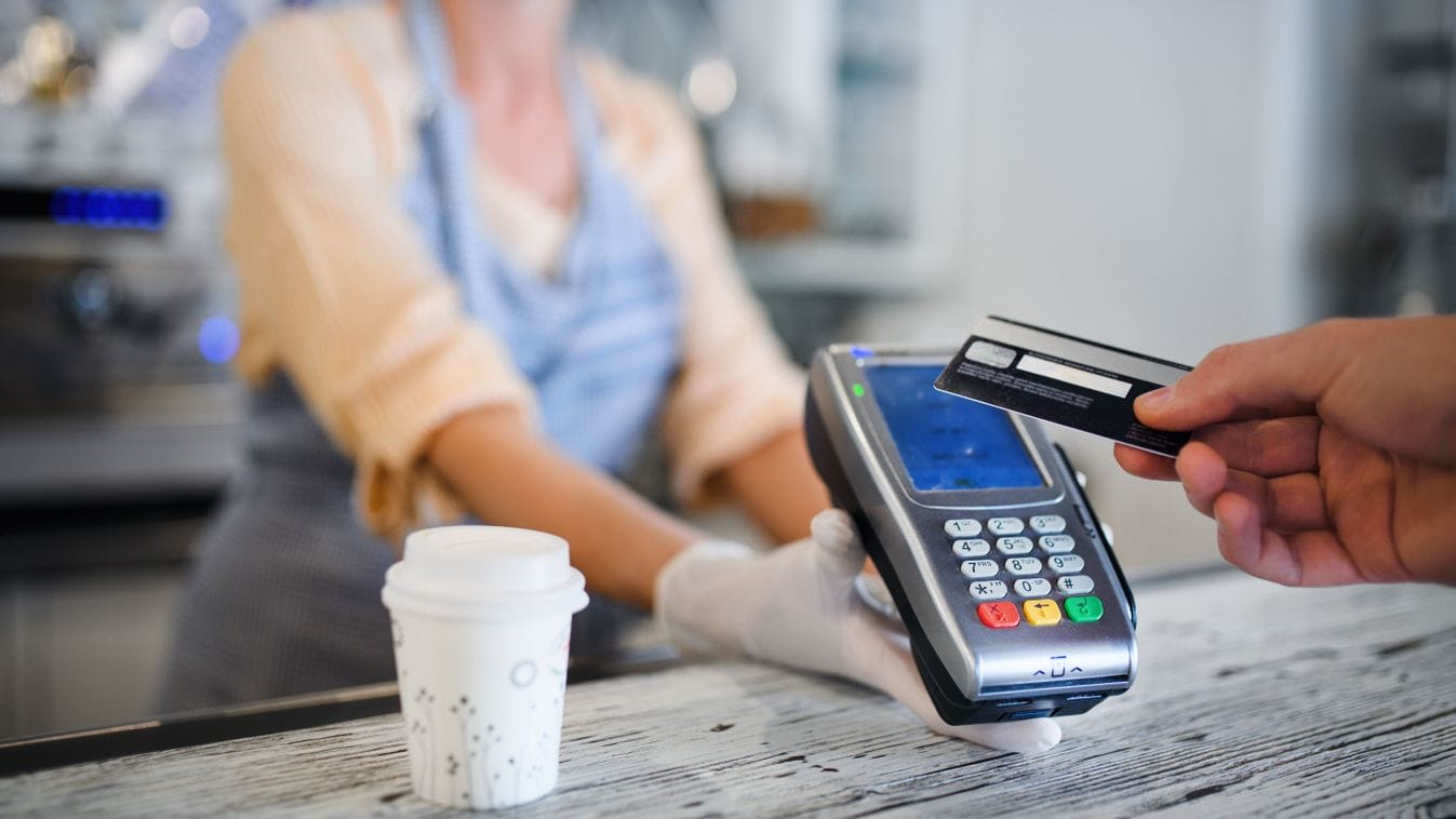 Fizetési preferenciák: Bankkártya vagy mobil – Az adatok szerint melyikkel fizetnek többet a magyarok?