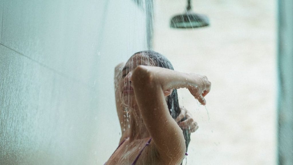 Fontos figyelmeztetés az orvostól: „Óriási következményei vannak” a zuhany alatt pisilésnek