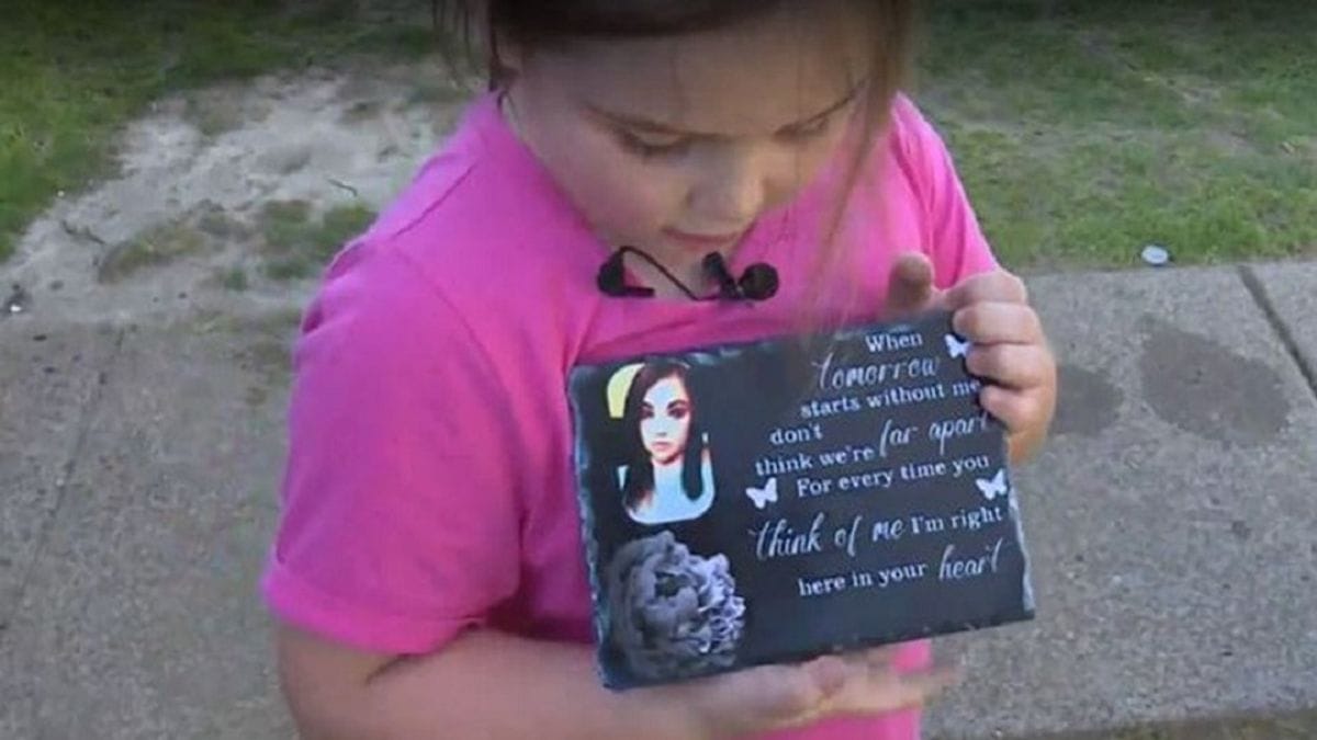 Egy kis hős története: 7 éves lány limonádét árulva gyűjt pénzt elhunyt anyja emlékére