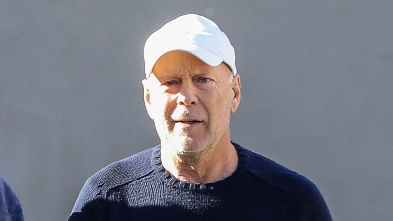 A szeretet melegsége: Bruce Willis öleli az unokáját a megindító fotón