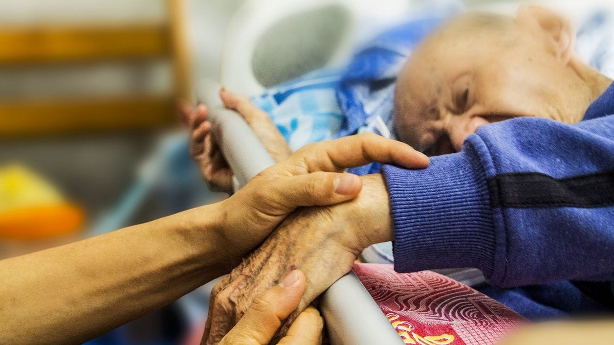 Figyelemfelkeltő tanácsok: egy hospice nővér 6 jelzés arról, hogy közeleg a vég
