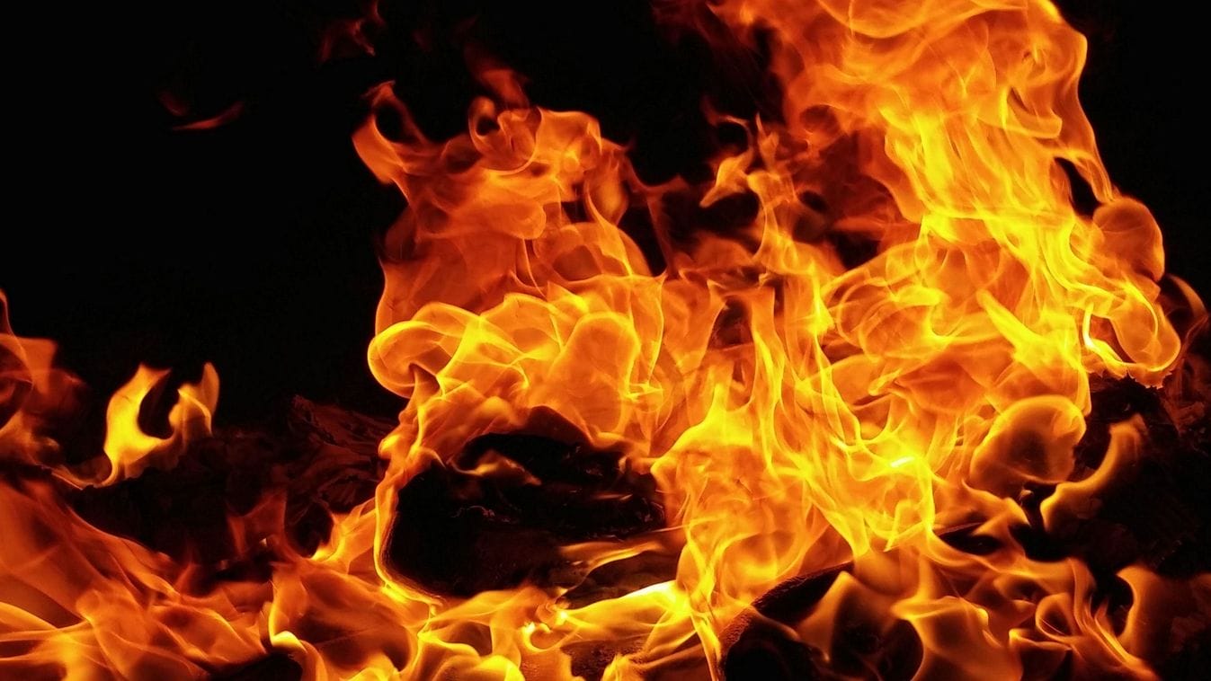 Életveszélyes helyzetek a tűzvész által rögzítve: Rákosrendezőn tomboló ördögi lángok
