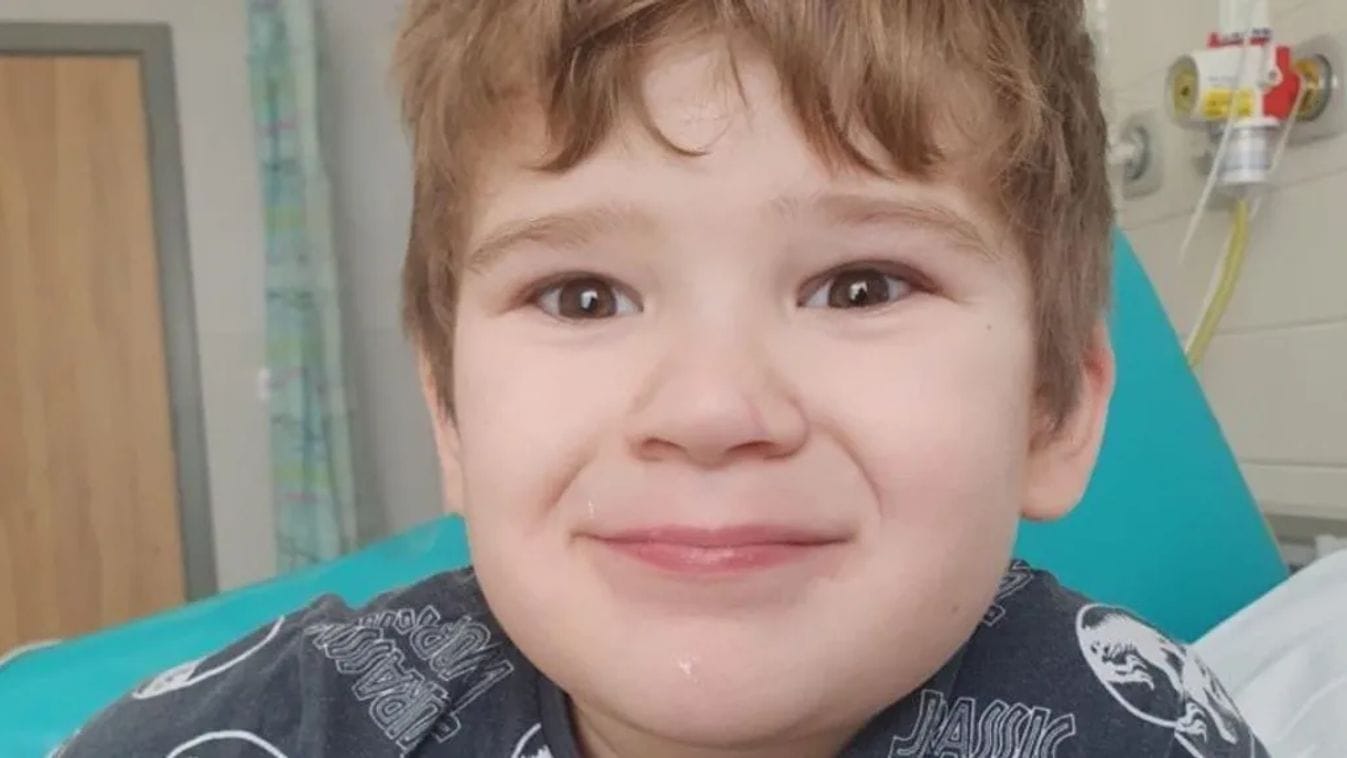 A 7 éves kisfiú hőstette: 28 műtétje után még mindig küzd a ritka betegséggel
