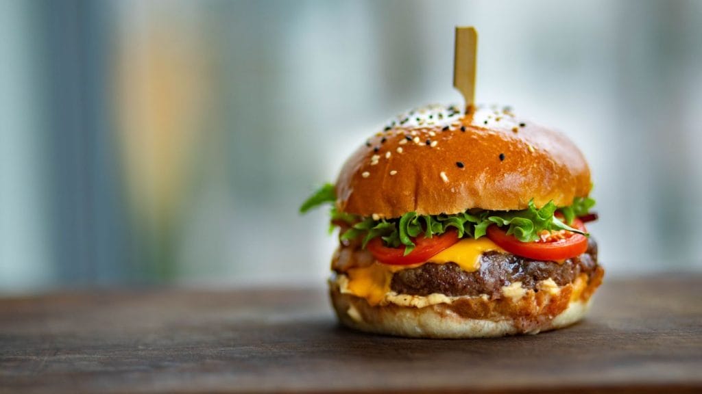 A "Mérgezett hamburgert evett a kislány: maradandó agykárosodást szenvedett a gyorsétteremben" cím hatásos lehet.