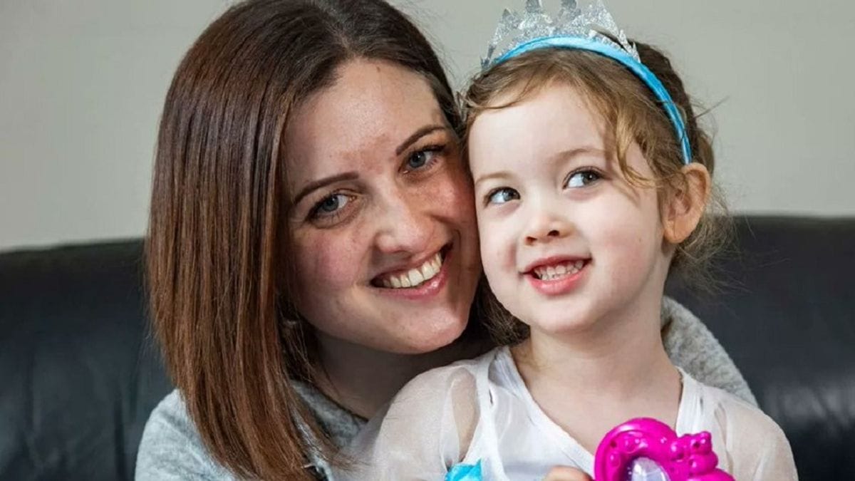 Életmentő hőstette: Hároméves lány megmenti anyukája életét a fürdőkádban