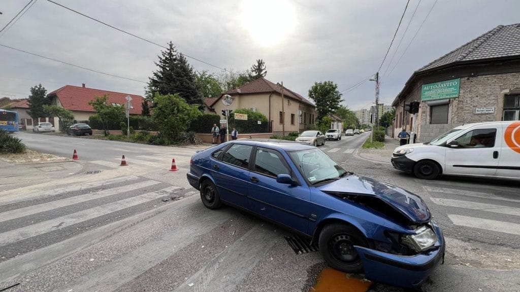 Sofőr csodával határos módon is épségben megúszta a budapesti balesetet - drámai képekkel!