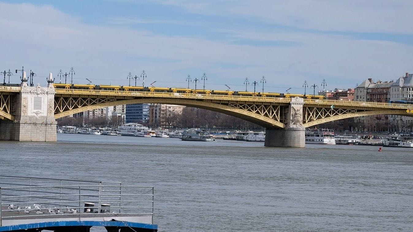 A tragikus véget ért ugrálás - Férfi ugrott le a Margit hídról szégyenében