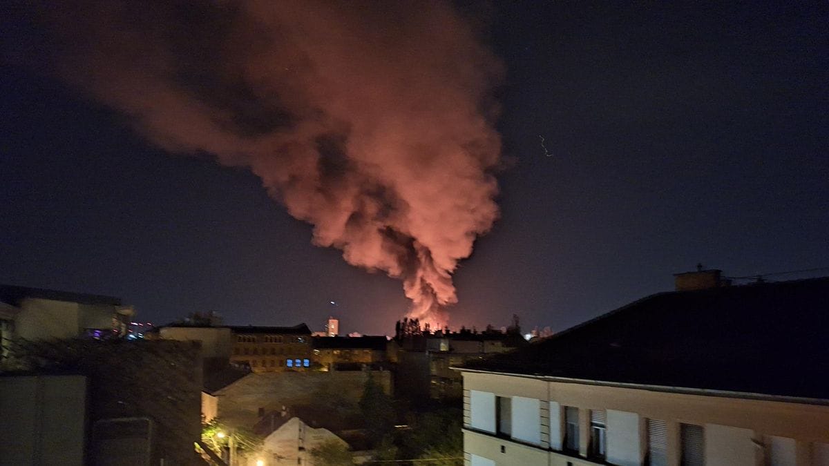 Szörnyű látvány: hatalmas tűz pusztít Budapest égboltján - fotók, videók