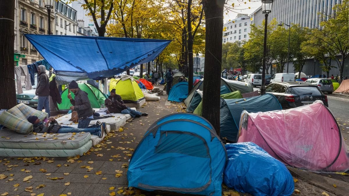 A hajléktalan migránsok kitelepítése Párizsból az olimpia előtt: kontroverziális döntés vagy szükségesség?