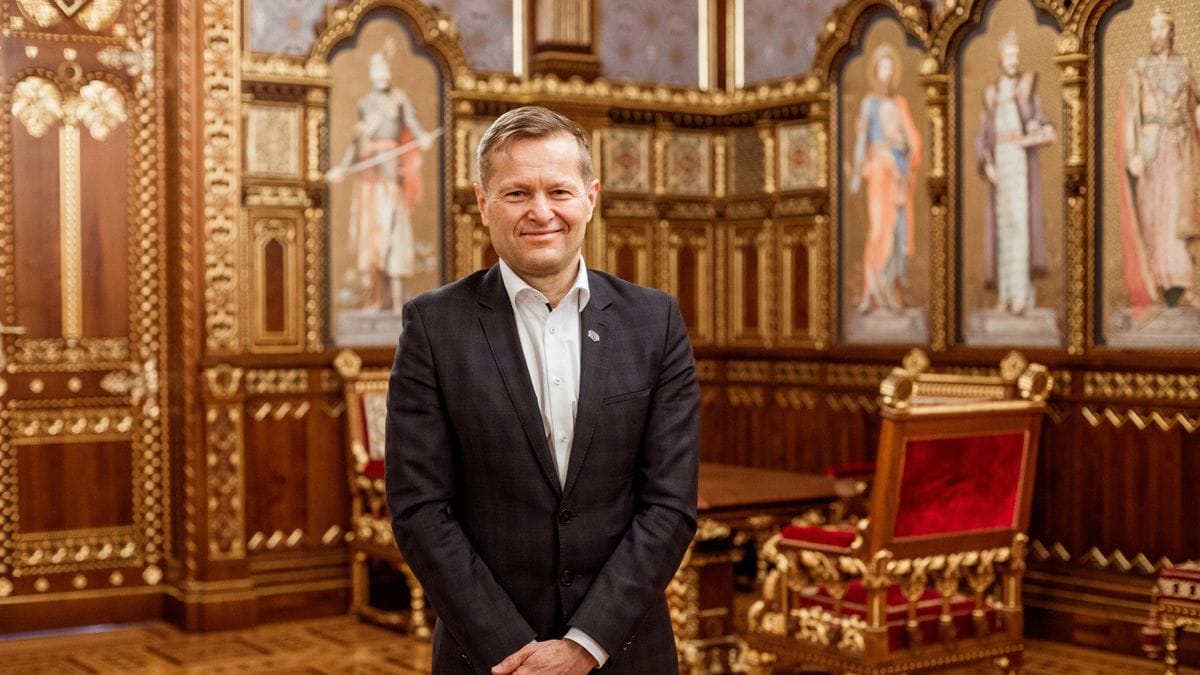 A Nobel-díjas látogatót lenyűgözte a Szent István-terem varázsa