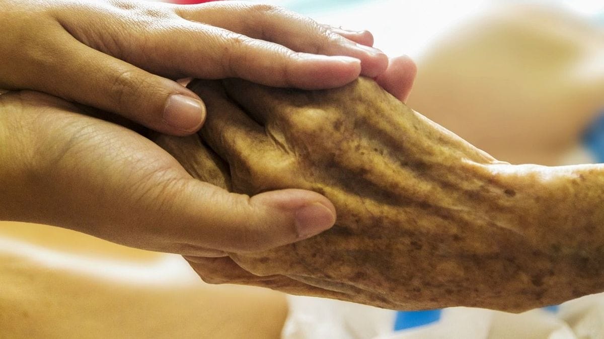 Az elhagyott sors: Az üres otthonba hazatérő 97 éves vak özvegyasszony története