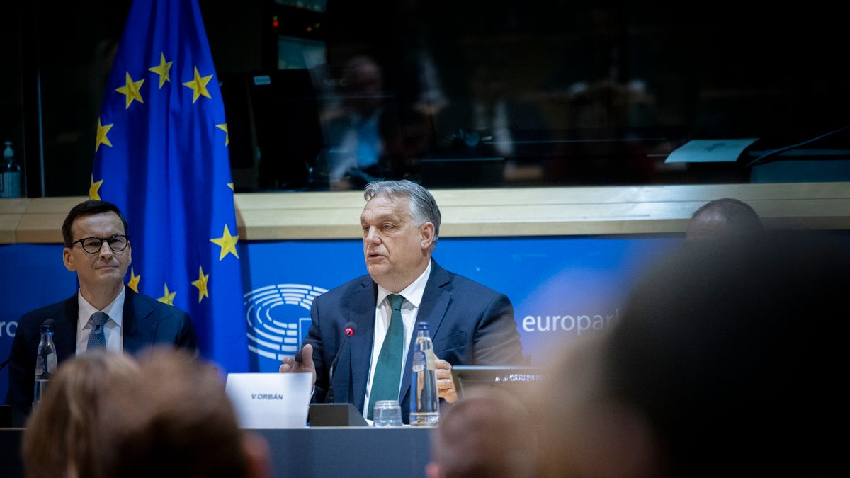 Orbán: Az uniós határokon kívül kell maradni mindenkinek, amíg menekültügyi kérelmét elbírálják