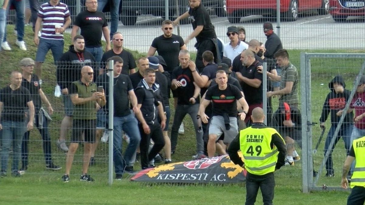 Az újabb videó a magyar focibotrányról: viperák és könnygáz a szereplők között