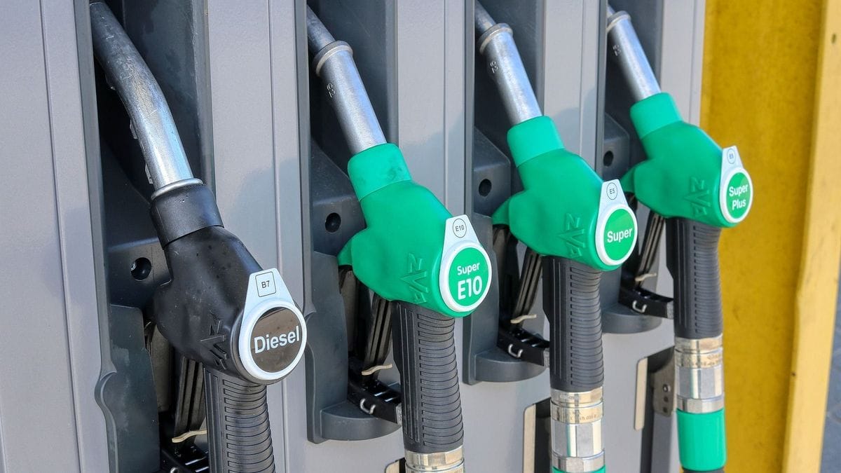 „Autósokra mosolyog a szerencse: Ismét csökken az üzemanyag ára!”