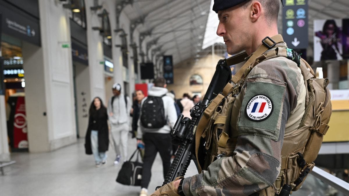 Párizs a terrorveszély miatt fokozott biztonsági intézkedések alatt áll