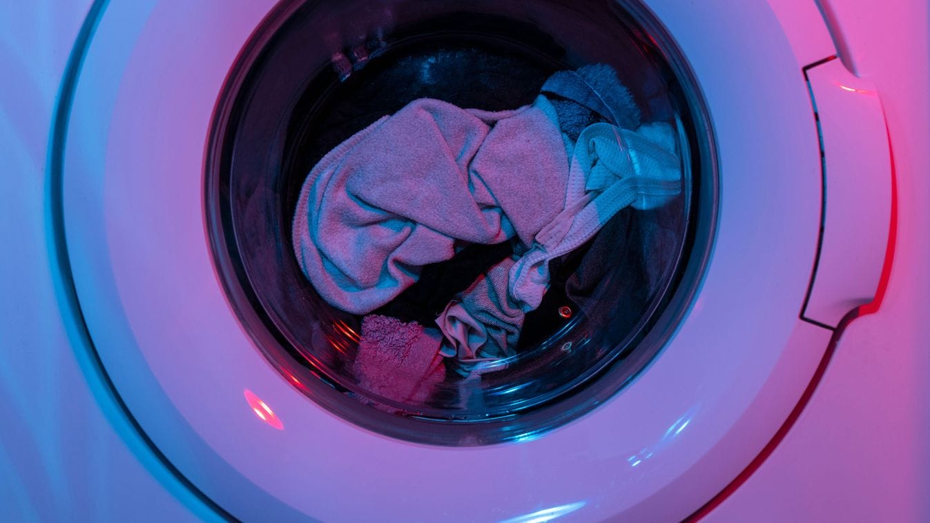 Hogyan távolítsd el a papír zsebkendő maradványait a ruhákból a mosás után