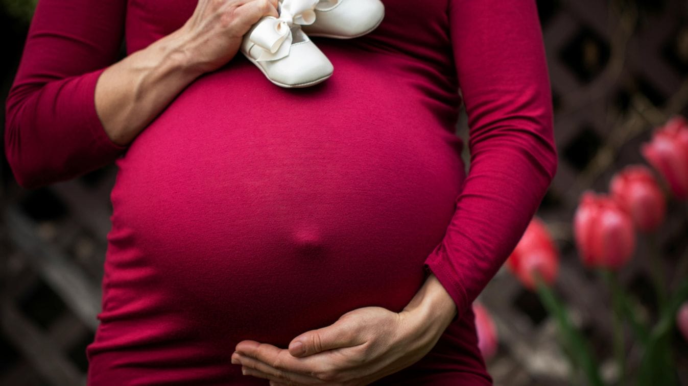 Életfordító döntések: 27 évesen gyereket szültem két vadidegennek, az árából 200 milliós házat vettem