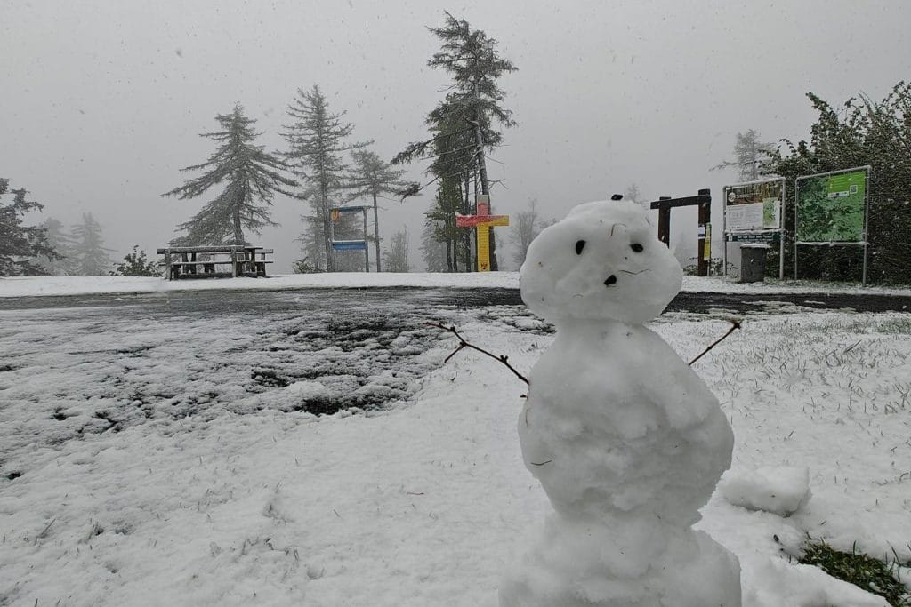 A furcsa időjárási fordulat: melegrekordok hétfőn, hóvihar kedden a Kőszegi-hegységben