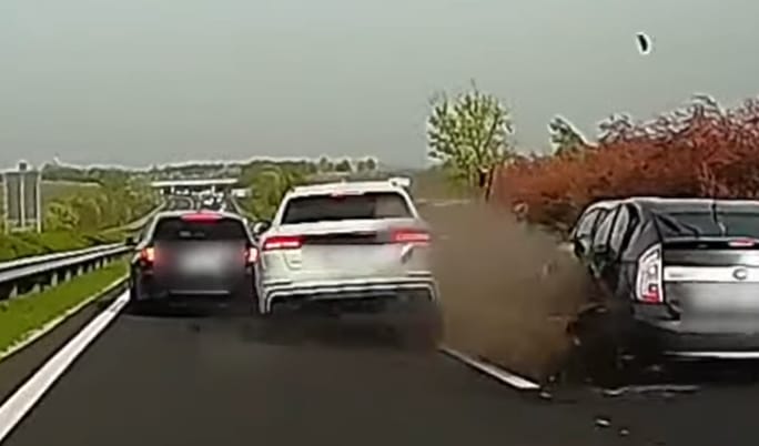 Gyorsulás és pusztítás: Drámai pillanatok az M7-esen, ahogy egy Audi belehajt a kocsisorba