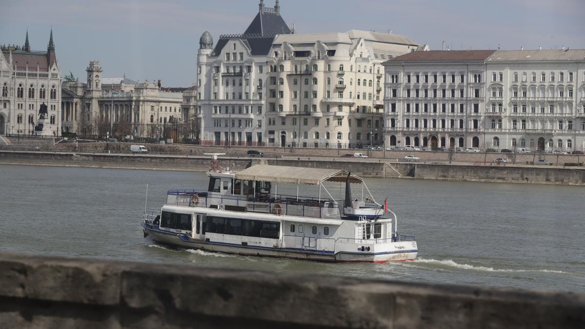 Hullámt kavart a Dunán: hajós tüntetés a folyón